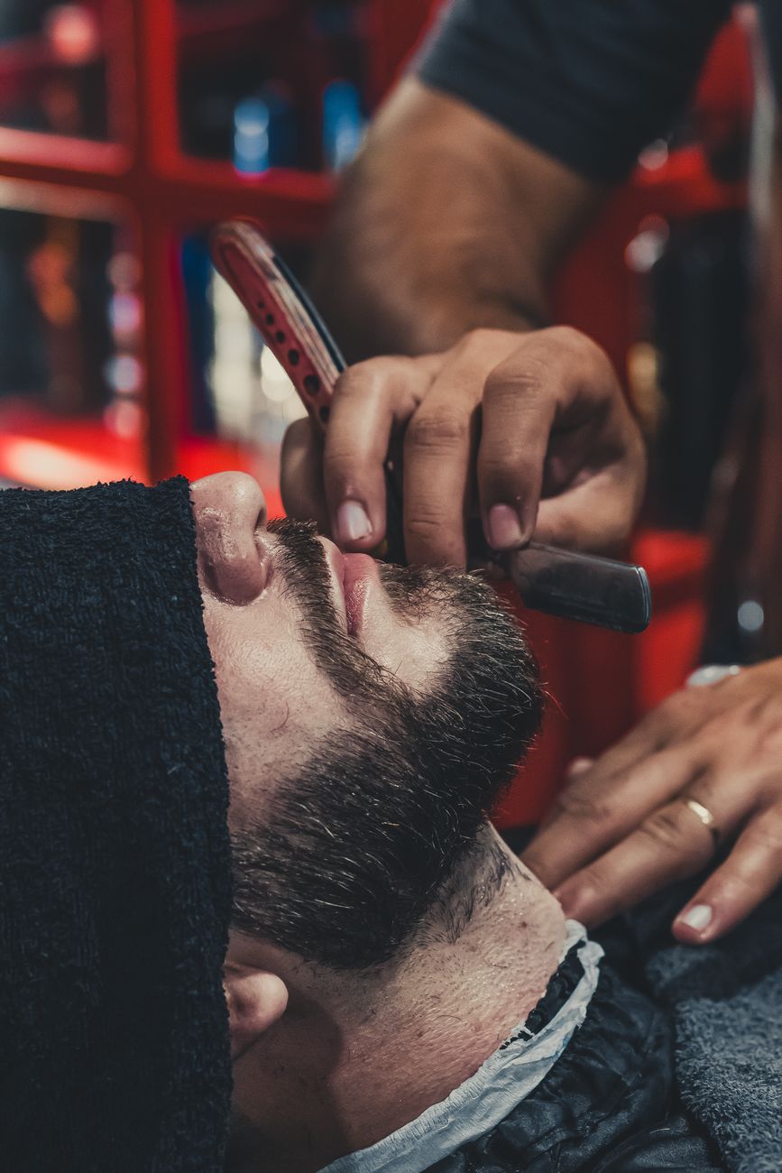 Serviço de barbear com navalha em barbearia premium